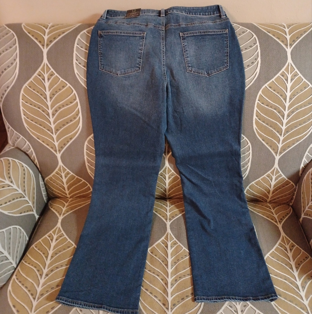 ❤️🔥NEW Talbots Women's 12 Curvy Bootcut Denim Blue Jeans NWTS with Tiny flaw - Picture 6 of 13